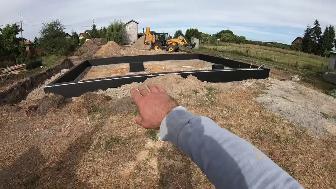 Czym obsypać fundamenty z zewnątrz, aby uniknąć problemów z wilgocią?