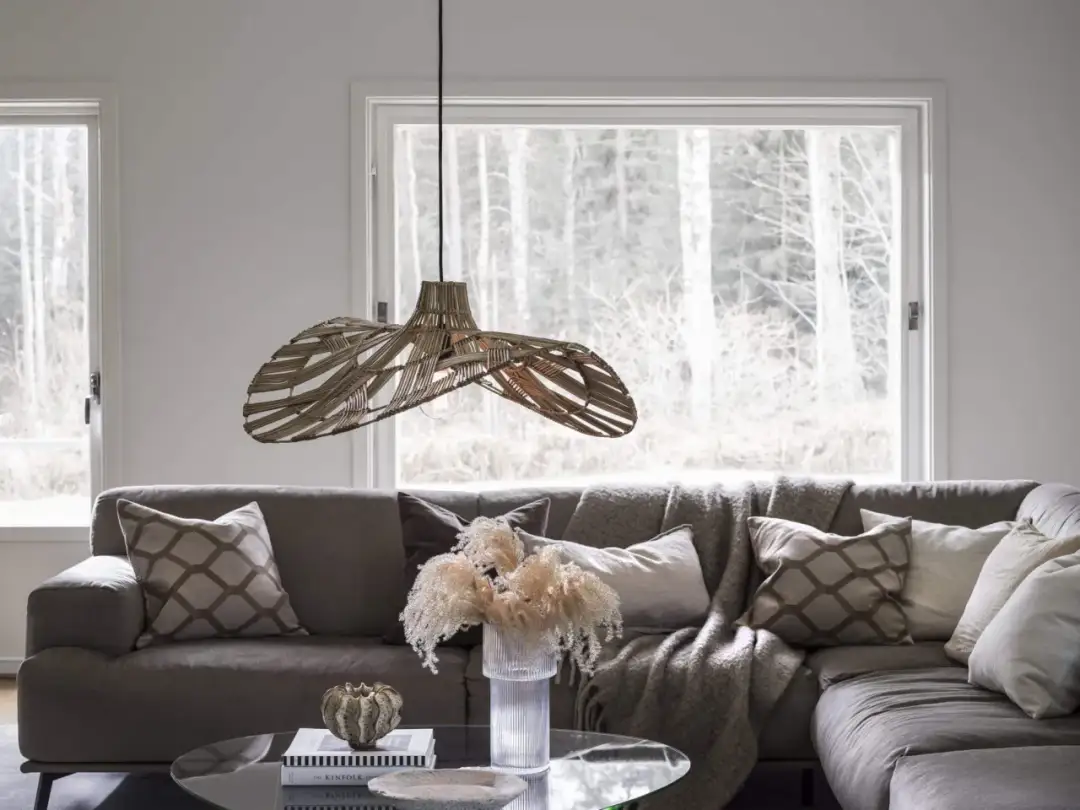 Oświetlenie nad stołem w salonie - poradnik wyboru i trendów