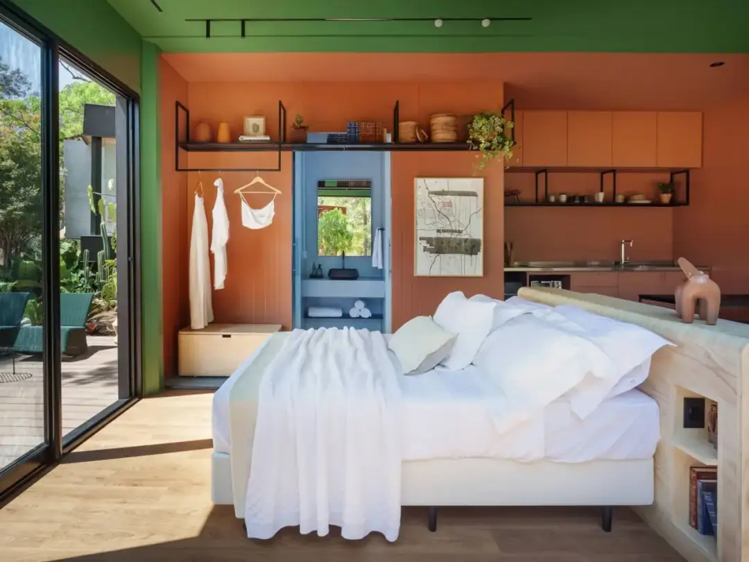 Mała sypialnia w bloku: jak ją urządzić? Sprytne triki na max. przestrzeń