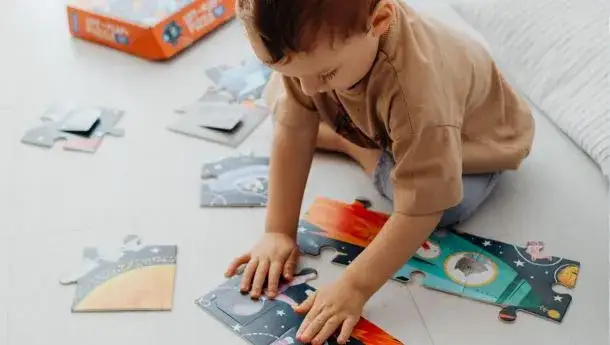 Jak bawi się dziecko z autyzmem? Odkryj unikalne style zabawy