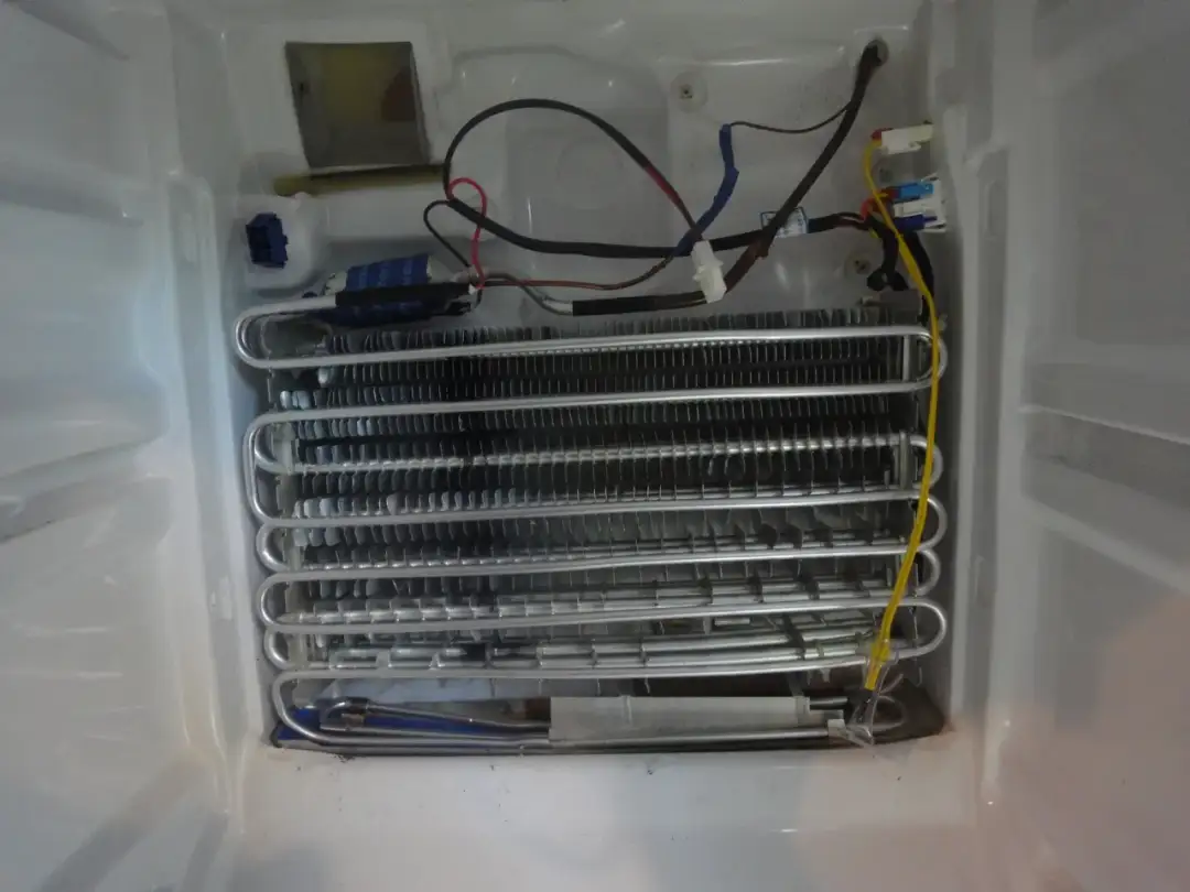 Gdzie jest bezpiecznik w lodówce? Oto, co musisz wiedzieć, aby naprawić problem