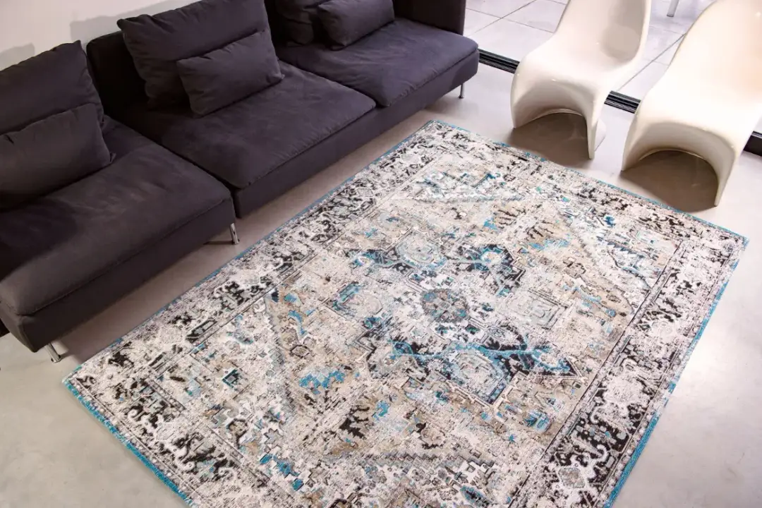 Jaki dywan do szarej kanapy i brązowych mebli, by uniknąć błędów?