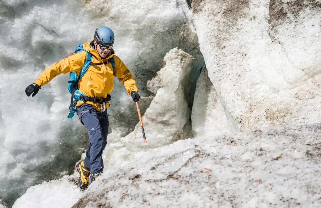 Abbigliamento tecnico montagna: guida completa per scegliere i capi giusti