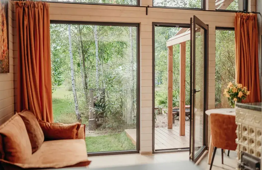 Tani nocleg za granicą: Sprawdzone triki, by nie przepłacać!