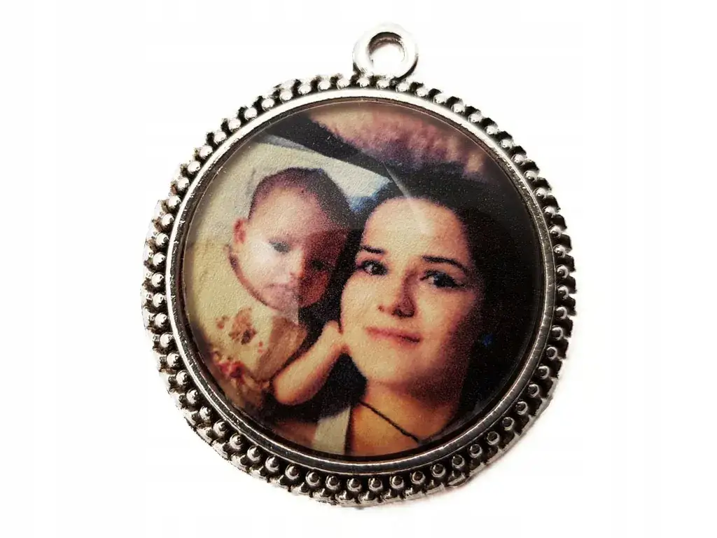 Wisiorek ze zdjęciem jak się nazywa? Poznaj sekretnik i medalion