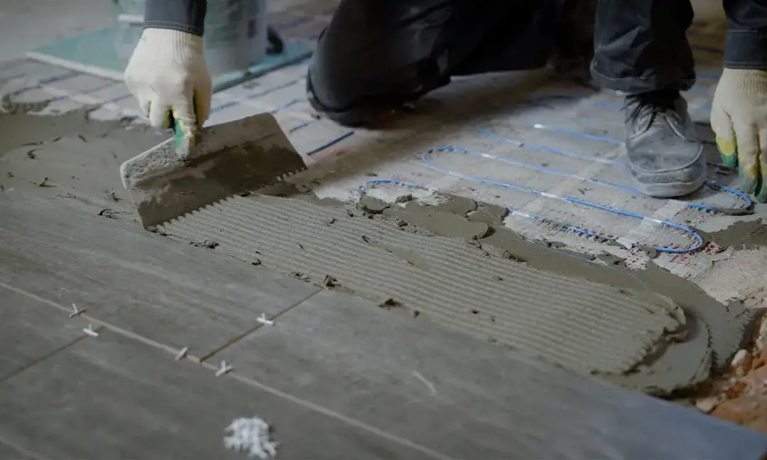 Gres czy terakota na ogrzewanie podłogowe – co wybrać dla komfortu?