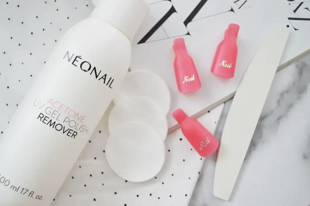 Jak usunąć brokat z paznokci?