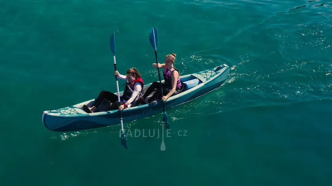 Jak wygląda kajak? Poznaj różne style i ich unikalne cechy