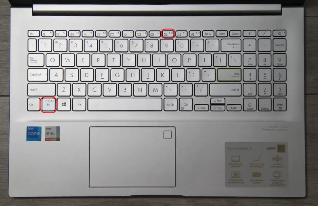 Jak włączyć kamerkę w laptopie? Poradnik i szybkie rozwiązania.