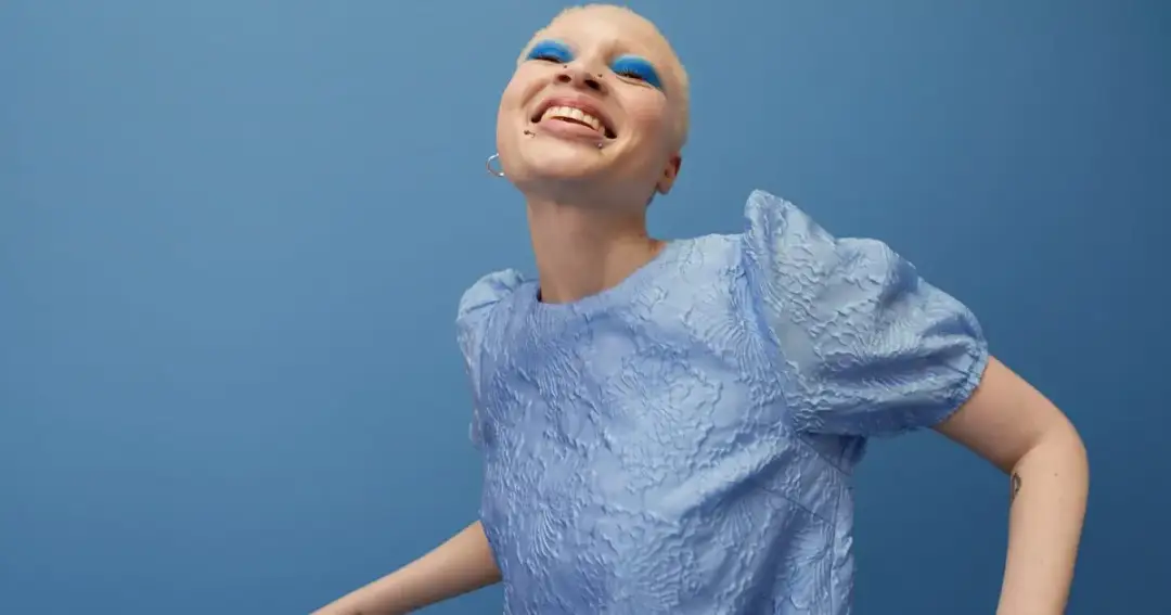 Czy zrobienie kolczyka w wardze boli? Oto prawda o bólu i znieczuleniu