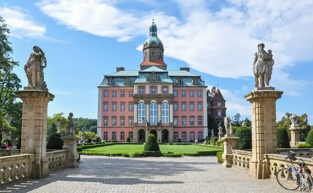 Zamek Książ w Wałbrzychu: historia, zwiedzanie, atrakcje i praktyczne wskazówki