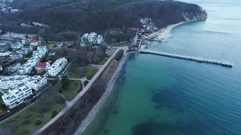 Co sprawia, że plaża Orłowo w Gdyni jest tak niezwykle popularna?