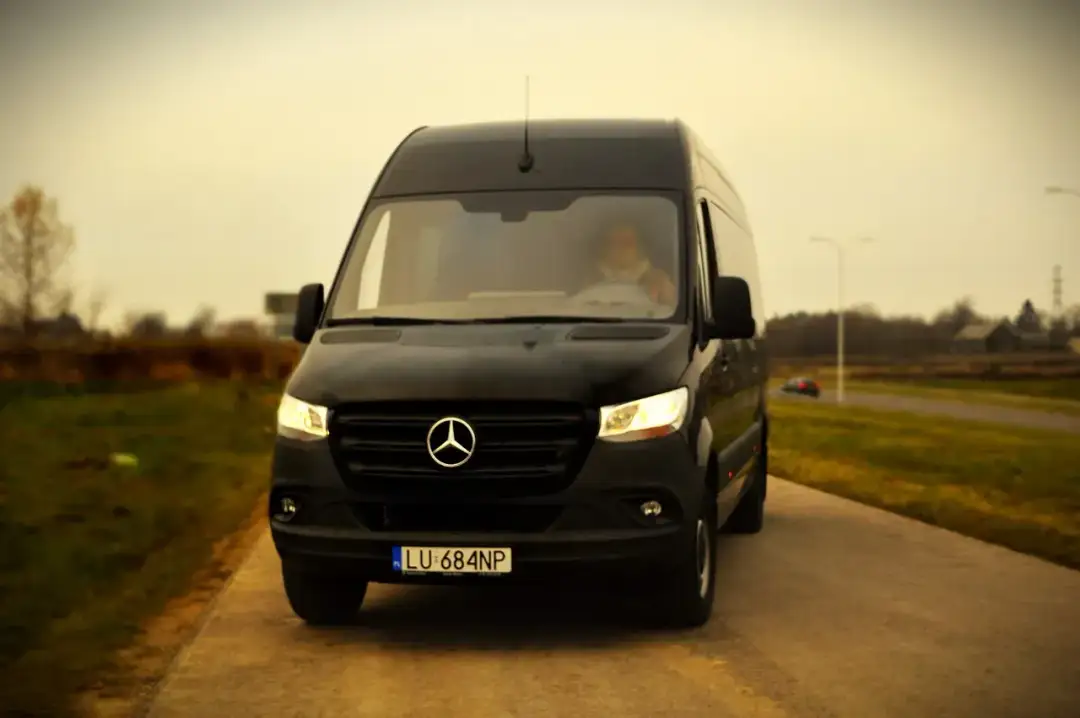 Ile jedzie bus z Krakowa do Katowic? Sprawdź czas podróży!