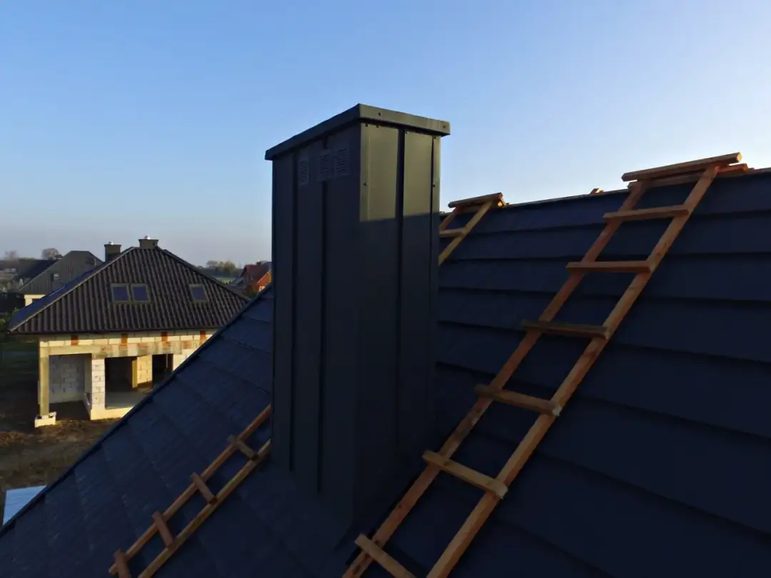 Jaką blachę na komin wybrać? Porównanie trwałości i kosztów