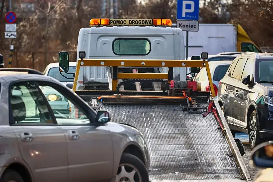 Kto płaci za holowanie po wypadku? Sprawdź swoje prawa i obowiązki