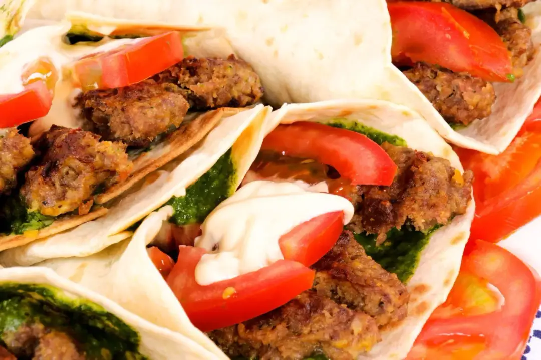 Kebab w picie z mięsem, pomidorami i sosem. Zastanawiasz się, ile kalorii ma kebab w picie?