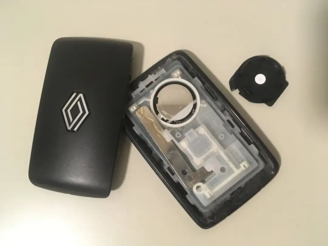 Ile kosztuje wymiana baterii w pilocie samochodowym? Sprawdź ceny i ryzyko