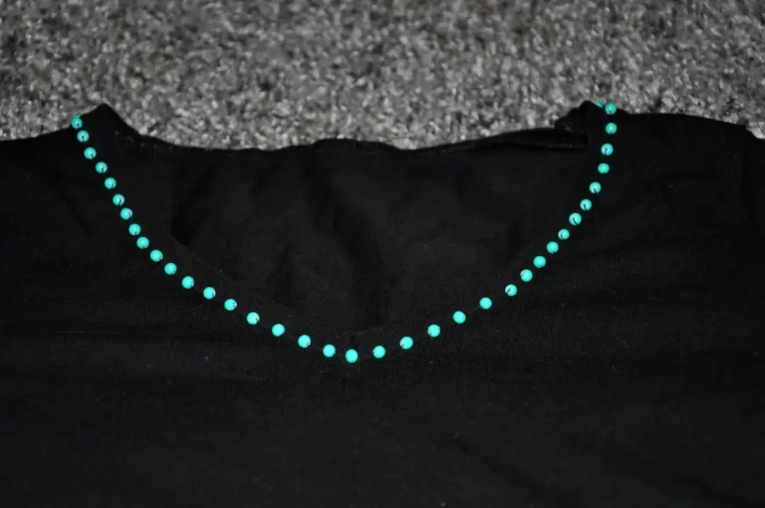 Ozdabianie bluzki koralikami: DIY krok po kroku. Stwórz unikalny styl!