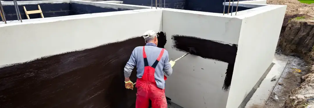 Czym smarować fundamenty, aby uniknąć kosztownych problemów z wilgocią