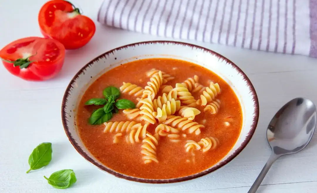 Czy gotować zupę po dodaniu śmietany? Uniknij rozwarstwienia i błędów