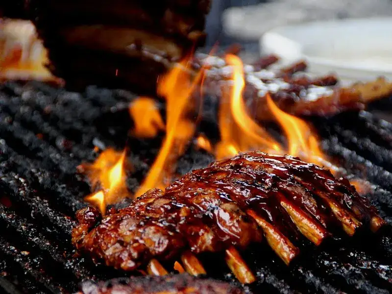 Jak przygotować soczyste żeberka z grilla - sprawdzone techniki i marynaty