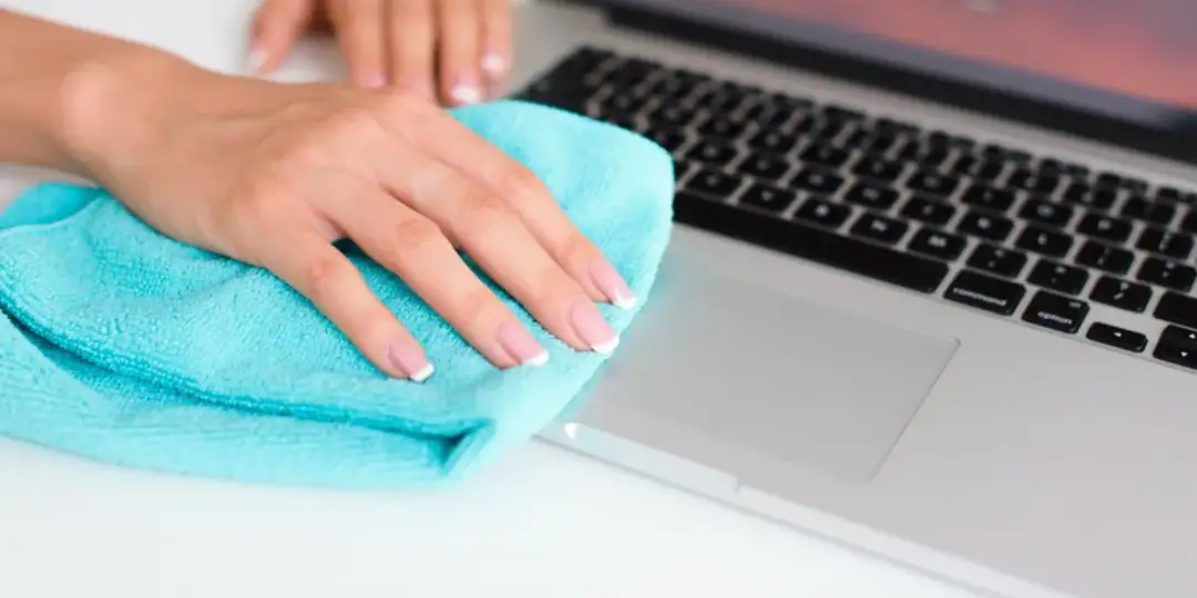 Czym czyścić laptop, aby uniknąć uszkodzeń i zachować jego sprawność