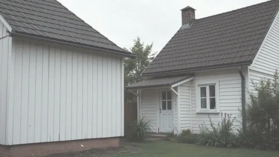 Czy budynek gospodarczy może przylegać do domu? Sprawdź przepisy i wymagania