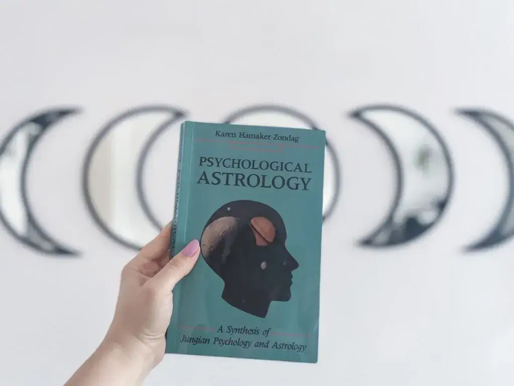 Najlepsze książki o astrologii: odkryj tajemnice swojego znaku