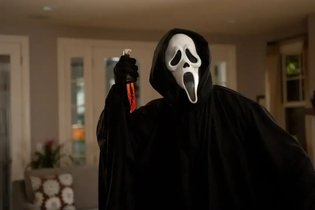 Postać w masce Ghostface z filmu "Krzyk" trzyma nóż.