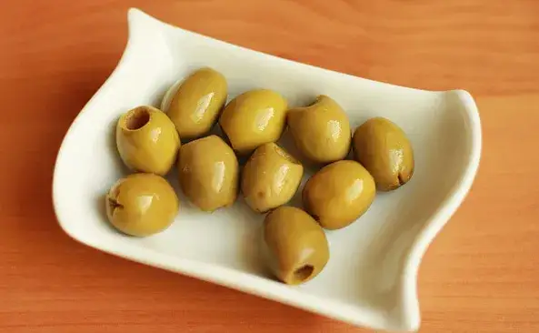 Ile kalorii mają oliwki? Prawda o zielonych, czarnych i diecie