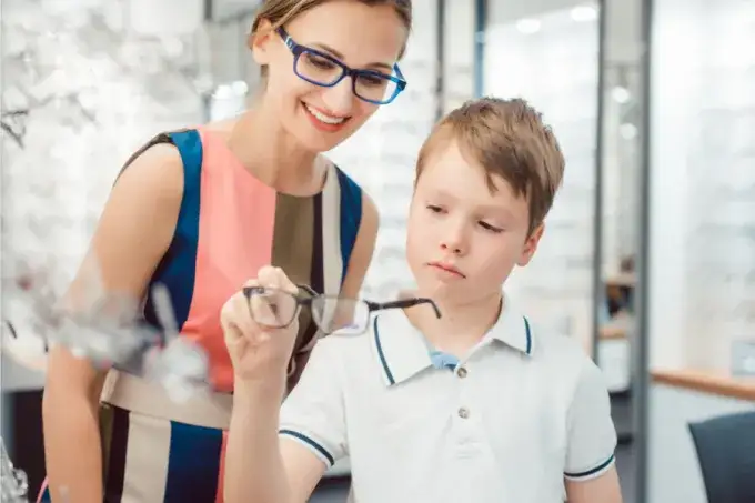 Przy jakiej wadzie wzroku trzeba nosić okulary, aby uniknąć problemów?