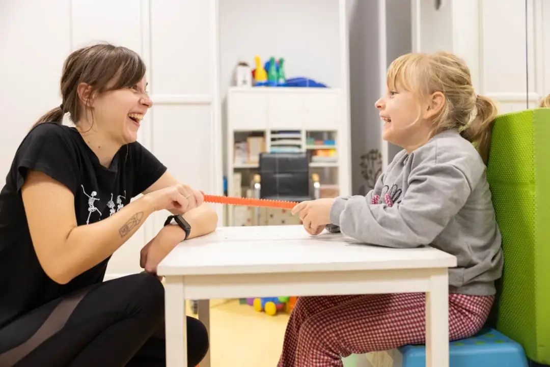 Czym się różni logopeda od neurologopedy? Kluczowe różnice i wybór
