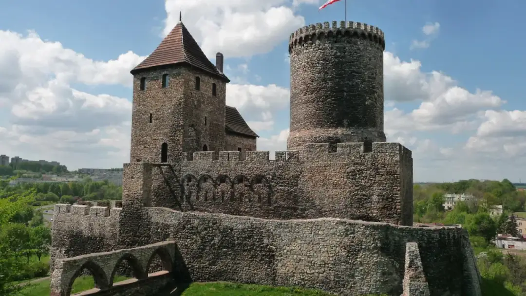Zamek w Będzinie: Odkryj tajemnice i zaplanuj idealną wizytę