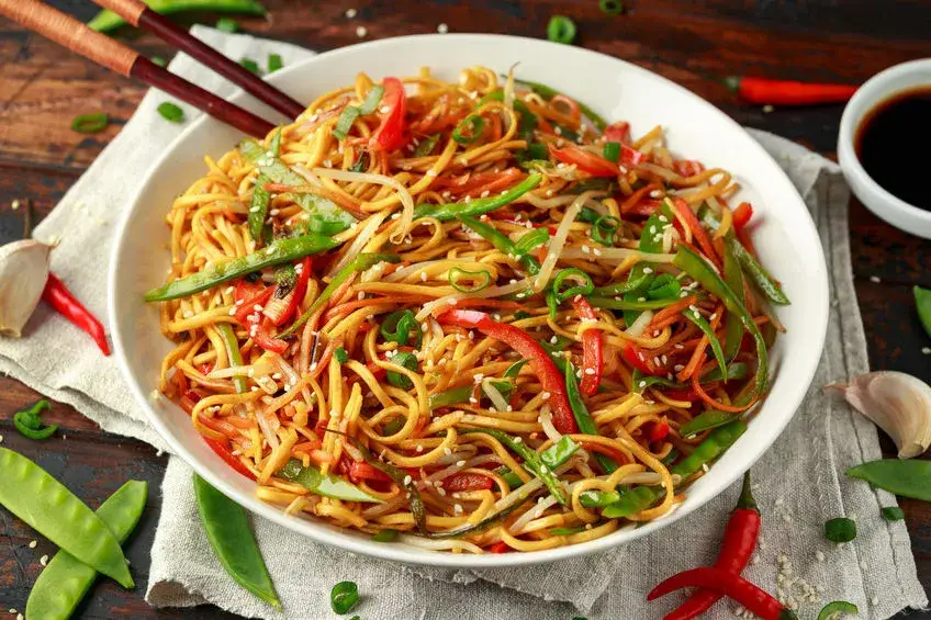 Chow mein: Gdzie kupić makaron i sosy? Sklepy, online, ceny!