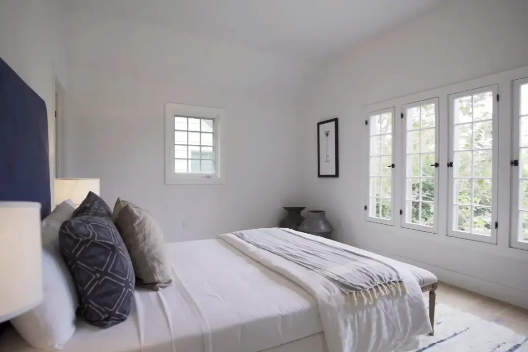 Co na okno w sypialni? Odkryj najlepsze pomysły na dekorację