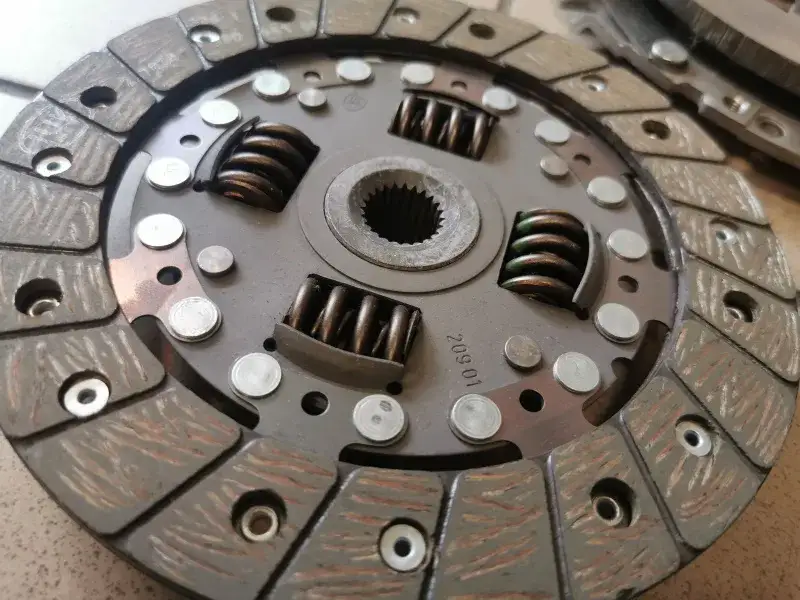 Ile kosztuje wymiana sprzęgła? Sprawdź ceny i uniknij nieprzyjemnych niespodzianek