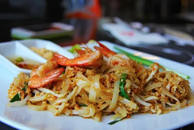 Ile kalorii ma pad thai z kurczakiem? Sprawdź, co naprawdę jesz