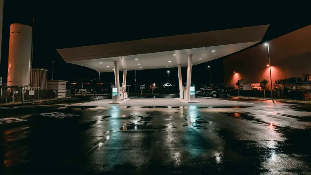 E10 Kraftstoff: Wichtige Informationen zu Eigenschaften und Risiken