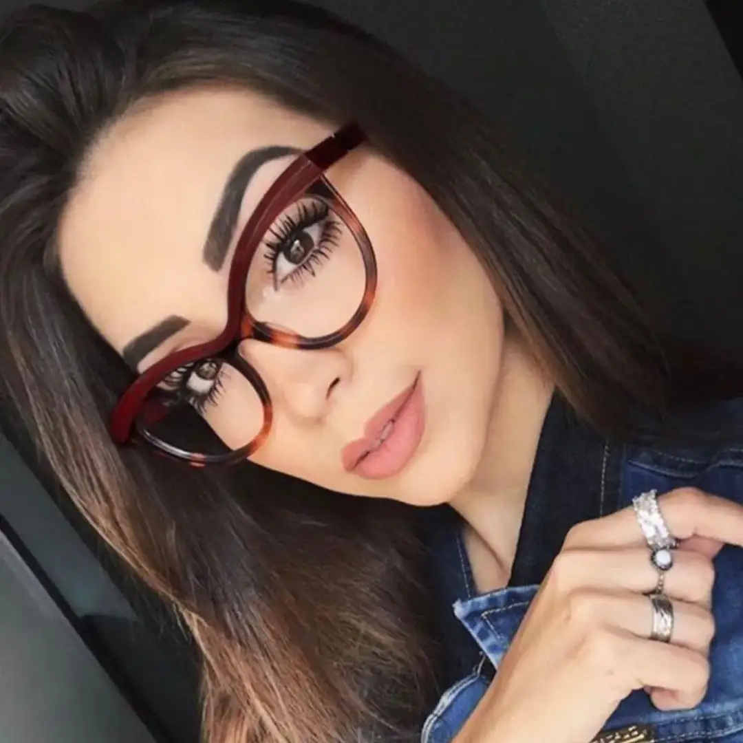 Czy okulary kujonki są modne? Trendy i stylizacje 2023