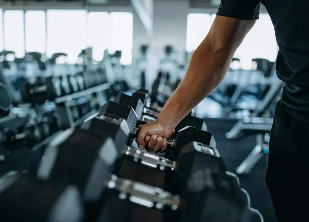 Testosteron przed czy po treningu: Kiedy osiągniesz najlepsze efekty?