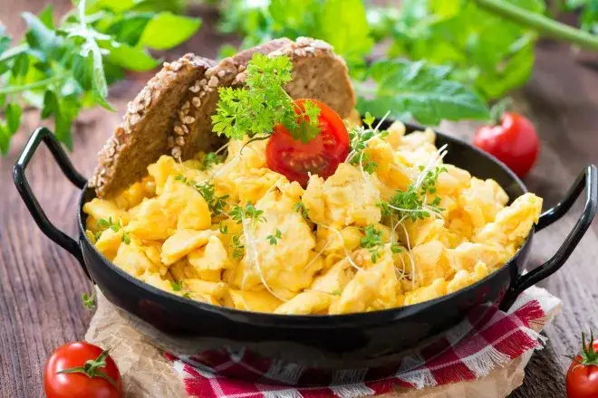 Smaczne posiłki 300 kcal: 6 przepisów na zdrowe dania fit