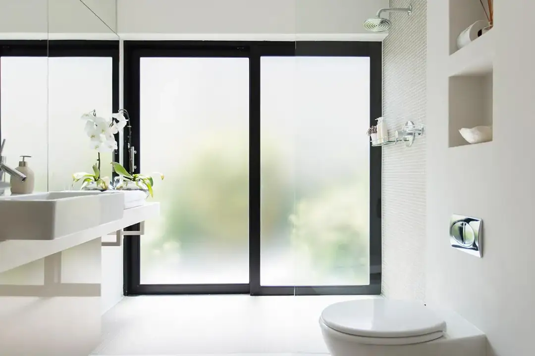 Mleczna szyba do łazienki: Funkcjonalność i estetyka w jednym