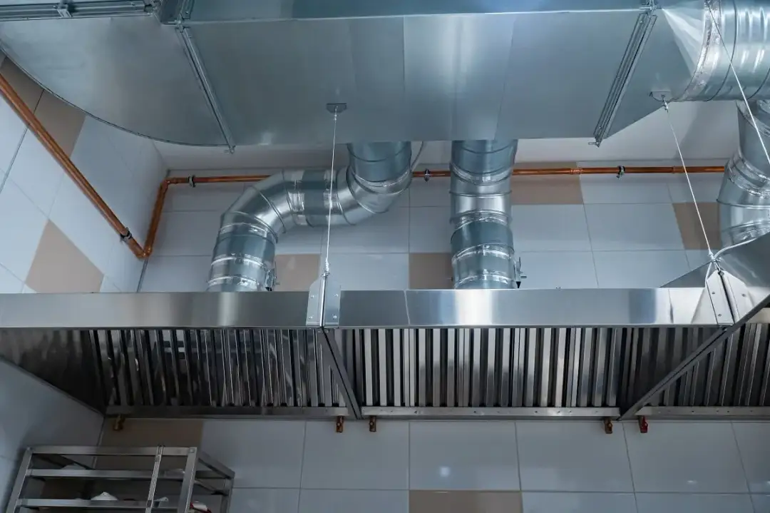 Wybór wentylatora do okapu gastronomicznego: kluczowe parametry i porady