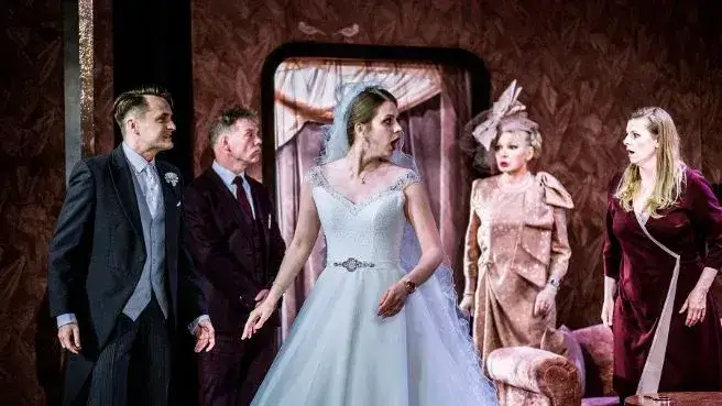 Wieczór kawalerski spektakl: śmiech i emocje w teatrze na gorącym uczynku