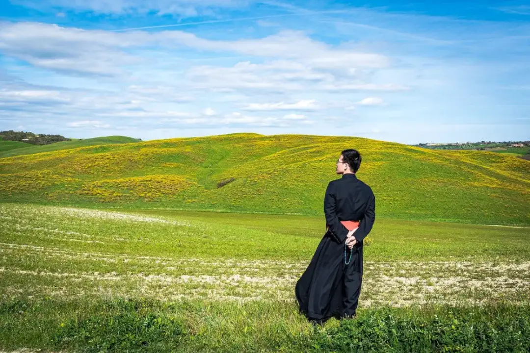 Jak rozpoznać, że ksiądz się zakochał: 10 ukrytych sygnałów jego zachowania