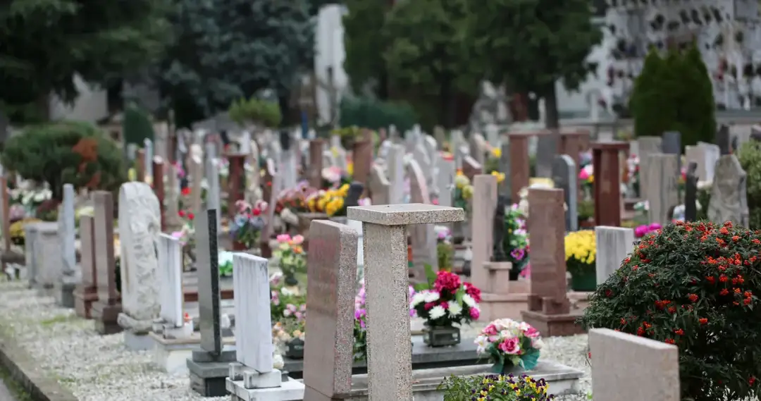 Ile kosztuje wymiana pomnika na cmentarzu? Sprawdź ukryte koszty