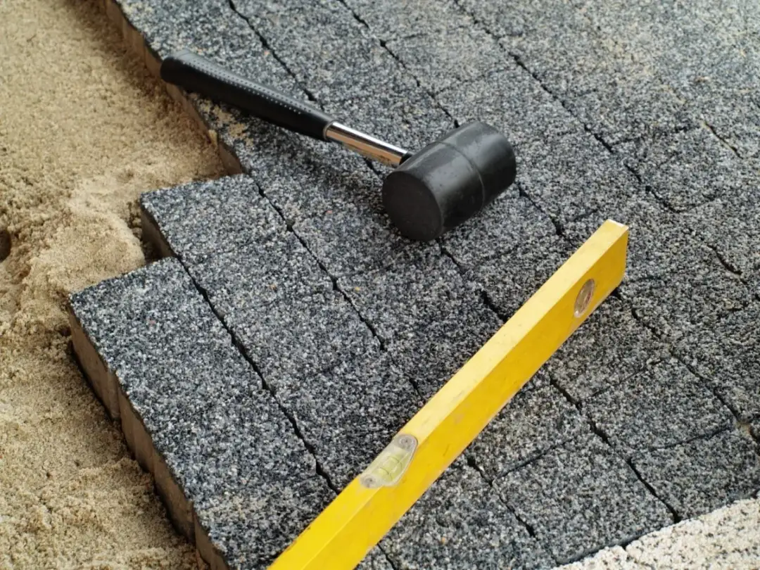 Jak wyjąć kostkę brukową: 5 skutecznych metod demontażu