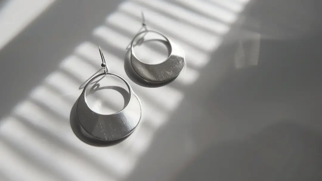 Kolczyki srebrne geometryczne: nowoczesny minimalizm w Twoim stylu