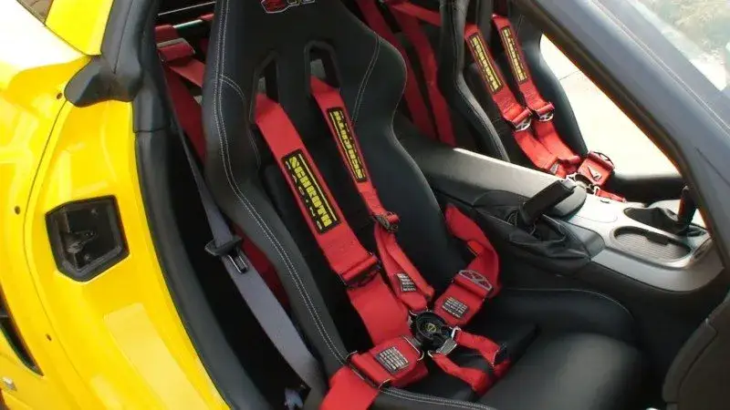Der 4 Punkt Sicherheitsgurt: Vorteile, Modelle und rechtliche Infos