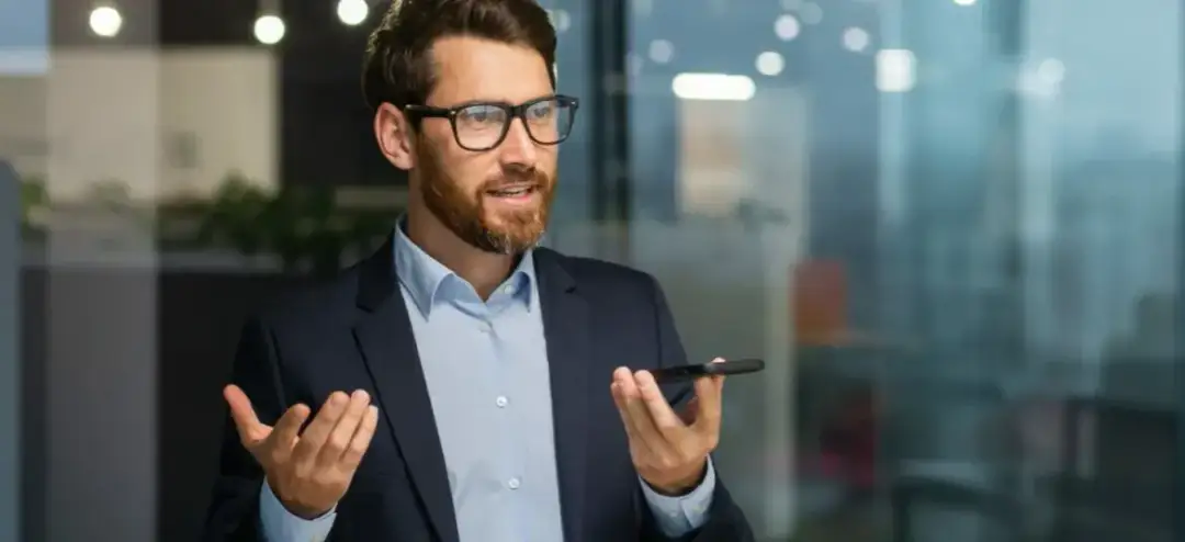 Jak mieć bardziej męski głos: 5 skutecznych technik na niższy ton głosu